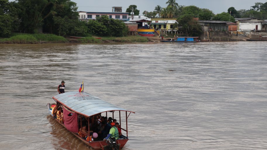 Ein Schiff auf dem Arauca Fluss, der einen Teil der Grenze zwischen Kolumbien und Venezuela bildet.