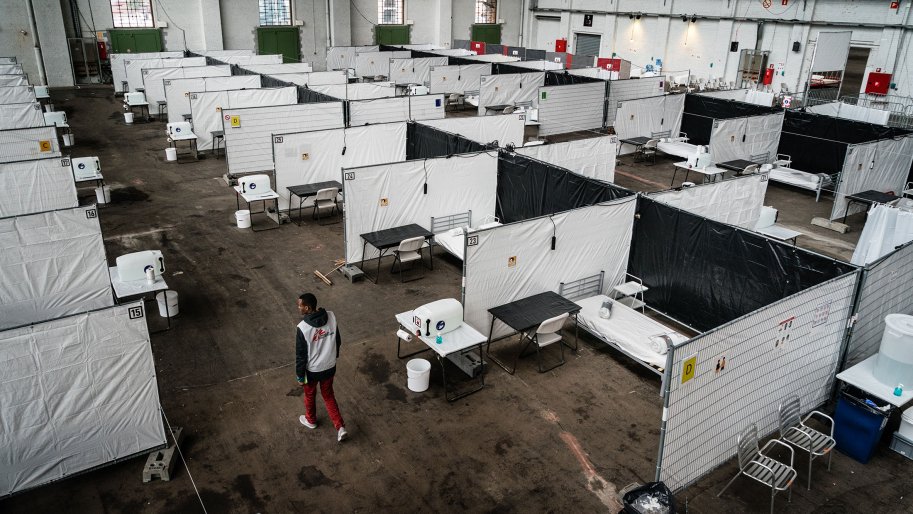 Un centre ouvert par MSF où les personnes sans domicile qui ont été testées positives au Covid-19 peuvent rester et recevoir des soins médicaux.