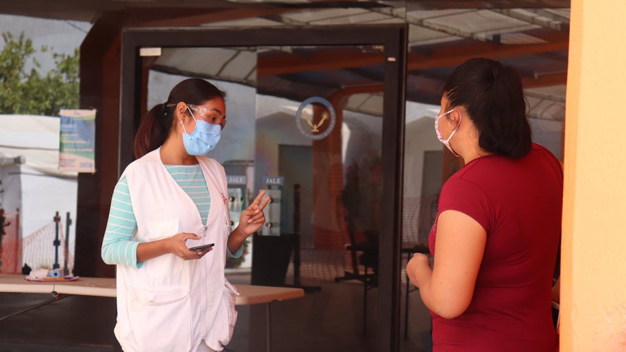 Une promotrice de la santé reçoit une famille lors de sa visite au centre Covid-19 de Matamoros. Tamaulipas, Mexique. 20.07.2020 