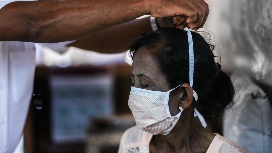 Un infirmier consulte une patiente au centre VIH MSF de Dawei.