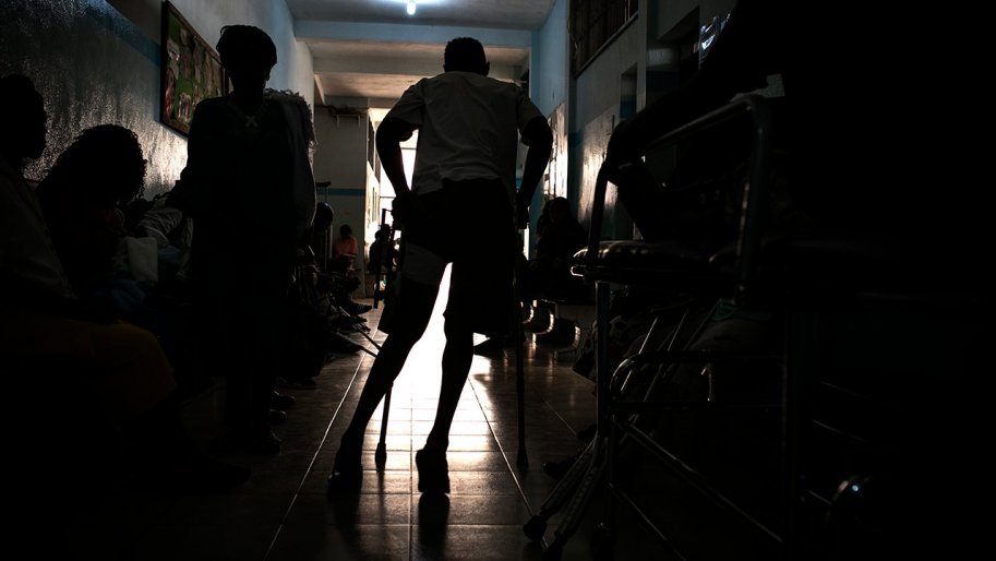 Un homme avec des béquilles dans un couloir 