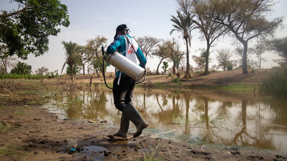 Un staff MSF traite un point d'eau dans le village d'Ara.