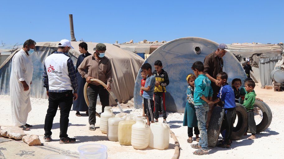 Ein MSF-Team füllt Kanister mit Wasser.