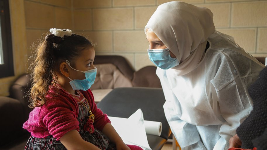 Une infirmière MSF au Liban parle avec une patiente.