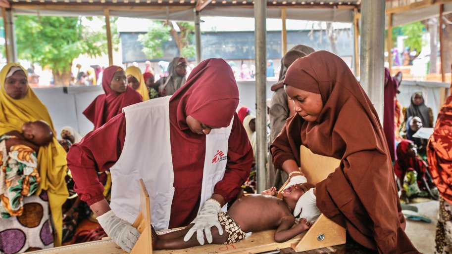 Un enfant est examiné par une membre du personnel MSF, Etat de Katsina, Nigeria, juin 2022.