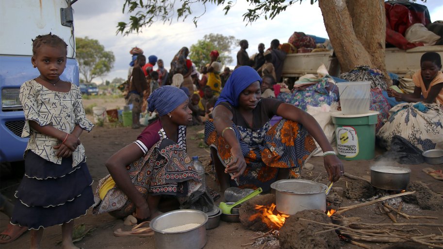 Une femme cuisine sur un feu ouvert, à la périphérie de Mueda, dans la province de Cabo Delgado, au nord du Mozambique.