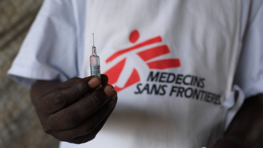 Un staff MSF tient une seringue avec le vaccin contre l'hépatite E.