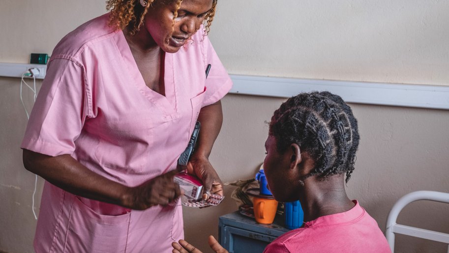 Infirmière patiente maternité Bangui.  République centrafricaine, Octobre 2022. 