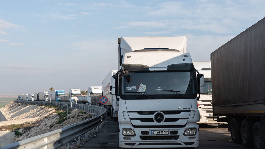 14 camions MSF chargés de tentes et de kits d'hiver ont traversé la frontière vers le nord-ouest de la Syrie, depuis le point de passage de Hamam en Turquie.