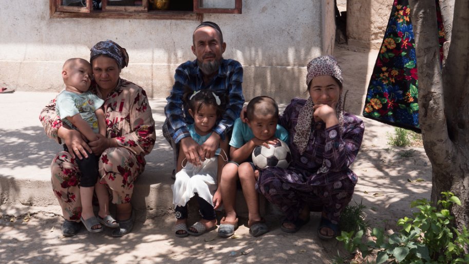 Surayo und Familie vor ihrem Haus. Tursonzoda, Tadschikistan, Juli 2021.