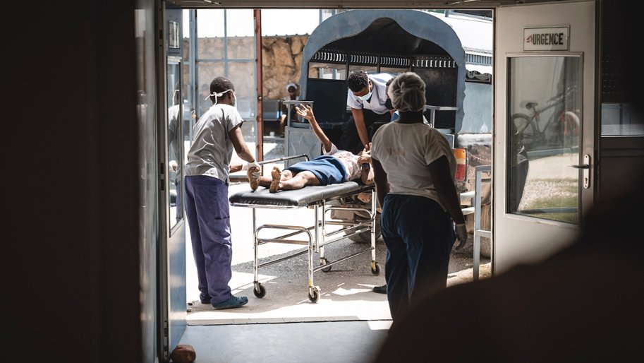 Un patient arrive à l’entrée de l’hôpital de Tabarre, Port-au-Prince, Haïti.