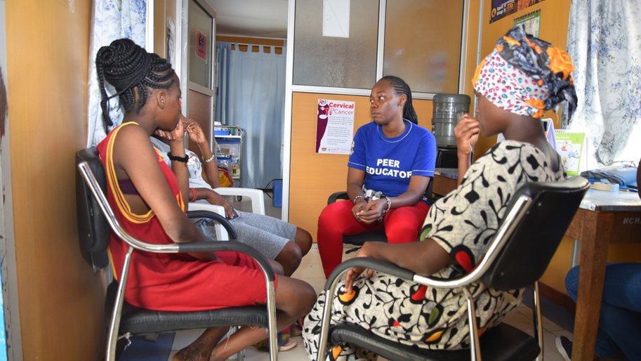 Un éducateur pair lors d'une discussion avec des jeunes au dispensaire de Bamburi. Mai 2022, Kenya. 