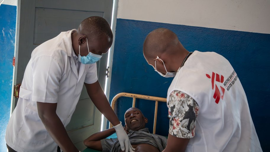 Un patient atteint d'hydrocèle se fait ausculte dans le district de Mogovolas.  Juin 2023, Mozambique. 