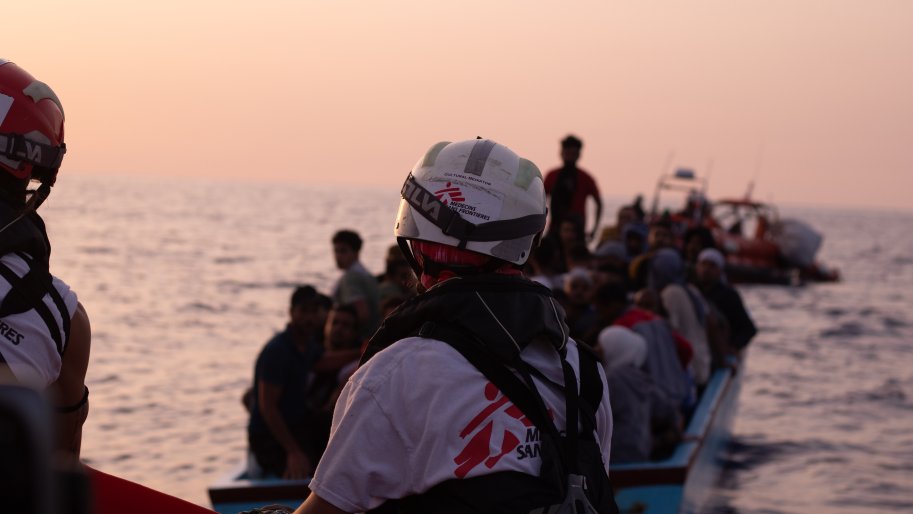 Am 3. Juli 2023 führte unser Team an Bord der Geo Barents vier verschiedene Rettungsaktionen in der maltesischen SAR-Zone durch. Insgesamt wurden 196 Überlebende gerettet, darunter 47 unbegleitete Minderjährige, 16 Frauen und ein Baby. Zentrales Mittelmeer, Juli 2023.