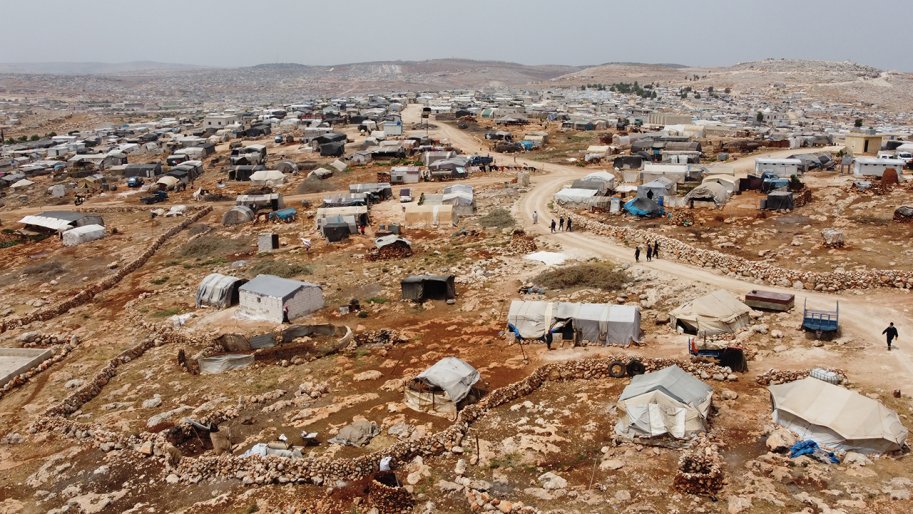 Un camp de personnes déplacées dans le gouvernorat d'Idlib, au nord-ouest de la Syrie. Le camp a accueilli de nouvelles familles déplacées à la suite du tremblement de terre. Mai 2023, nord-ouest de la Syrie 