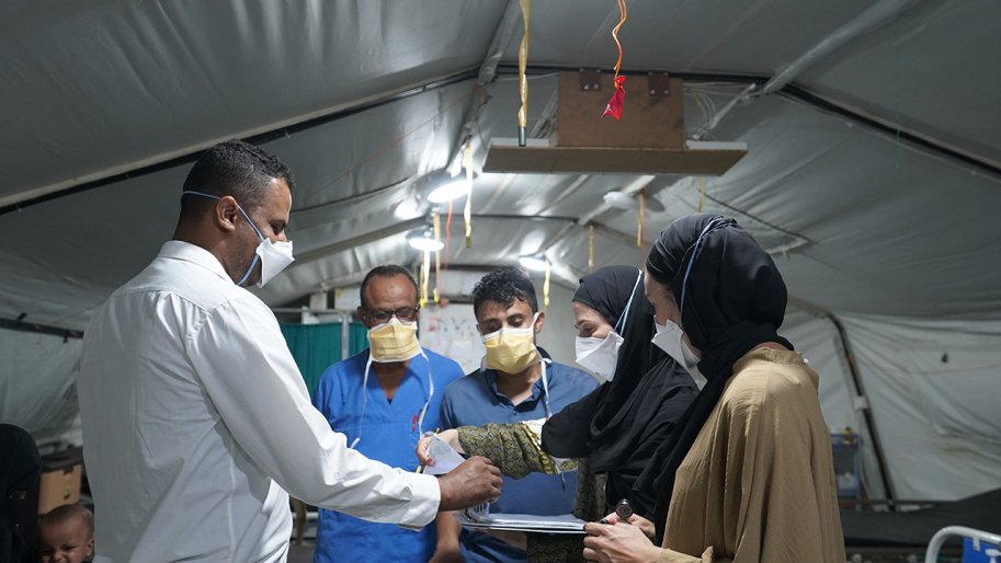 L'équipe médicale de MSF effectue une ronde dans l'unité d'isolement de l'hôpital de traumatologie de Mocha. 10 juin 2023