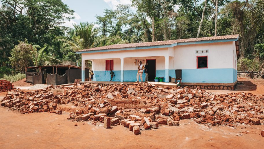 Vue du nouveau poste de santé de Nganzi construit par MSF, derrière les décombres de l'ancien. 22 mars 2023.