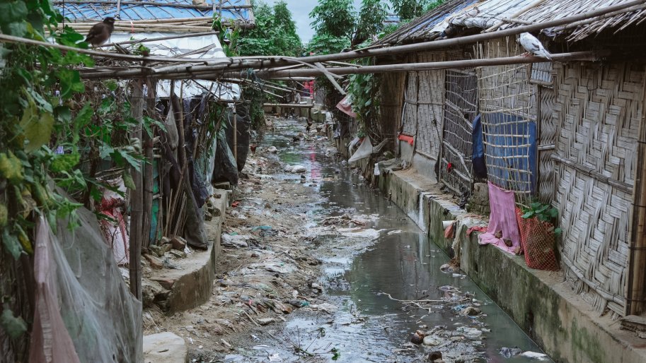Der unzureichende Zugang zu sauberem Wasser und die schlechten sanitären Bedingungen verschärfen die Gesundheitsrisiken in den überfüllten Camps und erhöhen das Risiko für einen Ausbruch von Krankheiten wie Krätze. Bangladesh, August 2023.