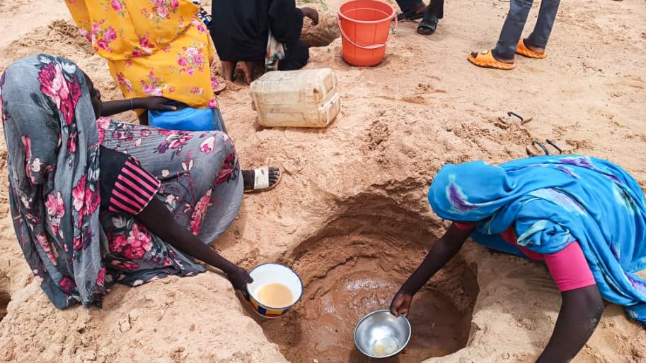 Des réfugiés soudanais tentent de puiser de l'eau dans l'oued près du camp d'Ourang, car la distribution d'eau dans les camps est rare.