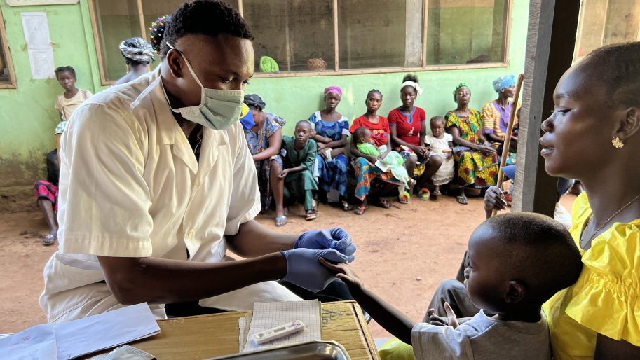 Ein Mitarbeiter testet ein Kind auf Malaria. Batangafo, Zentralafrikanische Republik. August 2023. 