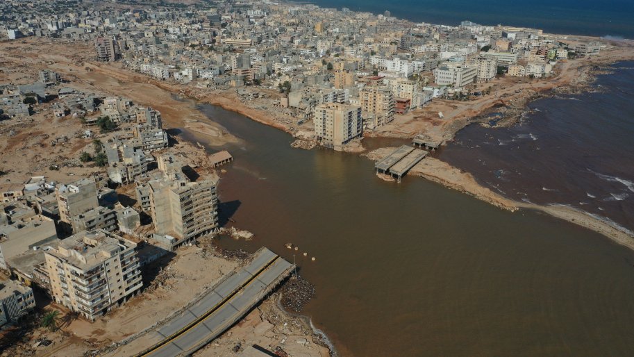 Vue aérienne de la dévastation après les inondations causées par la tempête Daniel qui a ravagé la région, à Derna, en Libye, le 17 septembre 2023.