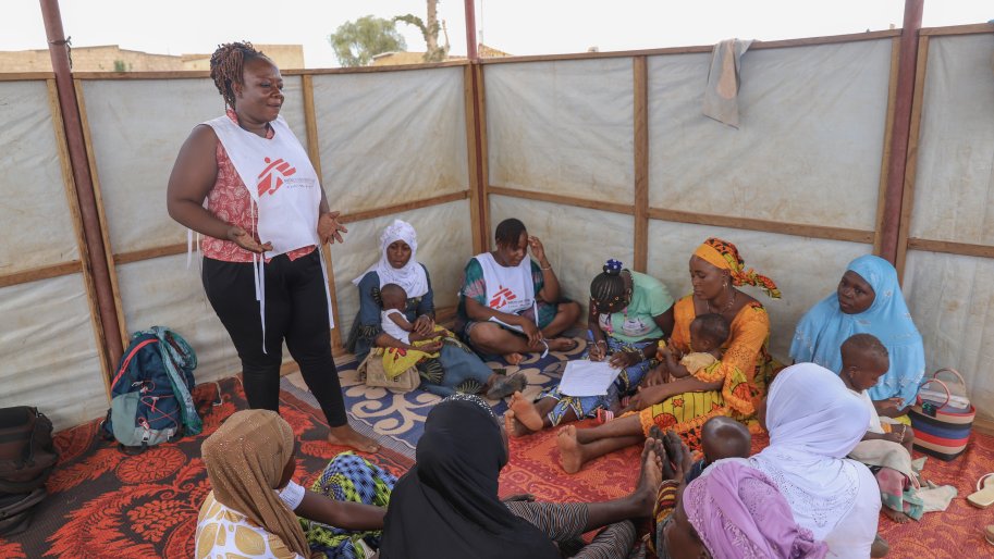 Pierette, MSF-Gesundheitspromotorin, betreut den «Club der Frauen» in Kongoussi. Das Ziel ist, mittels Aufklärungsveranstaltungen die Gesundheit der Mütter und Neugeborenen zu verbessern. Burkina Faso, 29. Juni 2023.