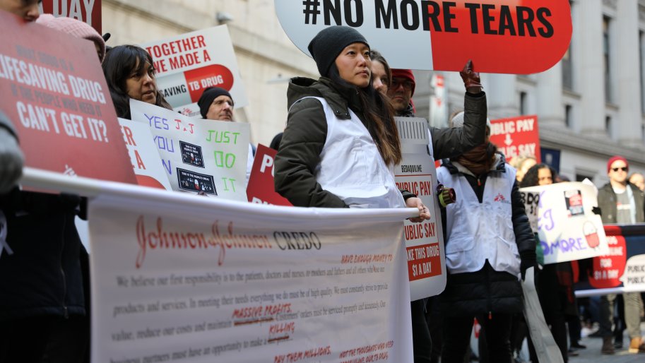Von MSF organisierte Demonstration im Jahr 2020 vor der New Yorker Börse, um eine Preissenkung für das Medikament Bedaquilin zu fordern.