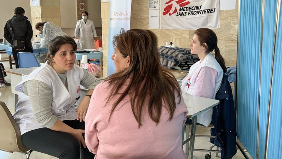 Les équipes MSF offrent des consultations en santé mentale et des premiers soins psychologiques aux personnes fuyant le Haut-Karabakh. Goris, province de Syunik, sud de l'Arménie, 28 septembre 2023
