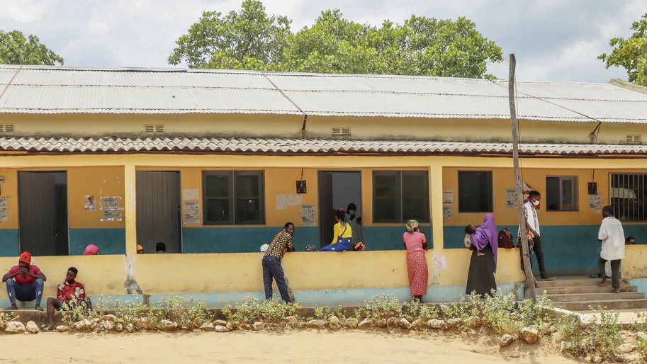 Vue d'ensemble du centre de santé Muririmue à Mogovolas, qui a bénéficié d'un renforcement de sa toiture pour résister aux fortes tempêtes qui n'ont cessé de s'abattre sur ce district. 18 octobre 2023