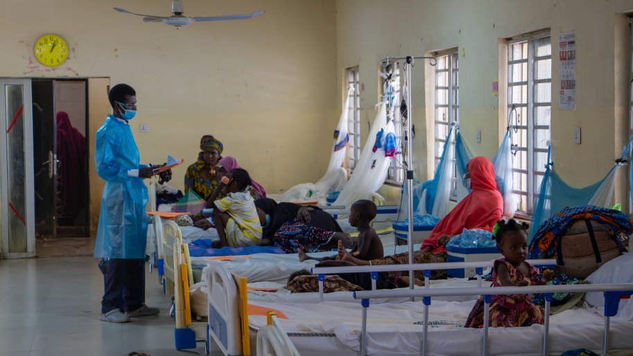 Dr. Aminu bei Untersuchungen von Patient:innen in Kano in unserem Diphtherie-Behandlungszentrum. Nigeria, August 2023.