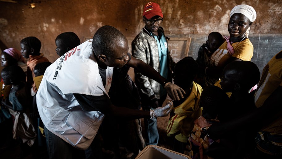Vaccination contre la rougeole dans le village de Ndjala, RDC. 22 mai 2023