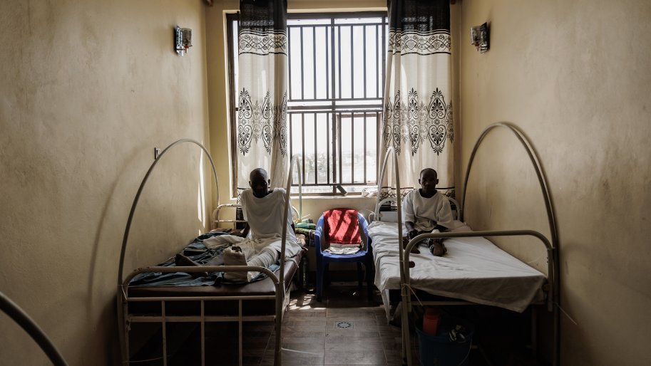 Deux patients en convalescence après des interventions chirurgicales effectuées par les équipes MSF à l'hôpital de Salama. © MSF