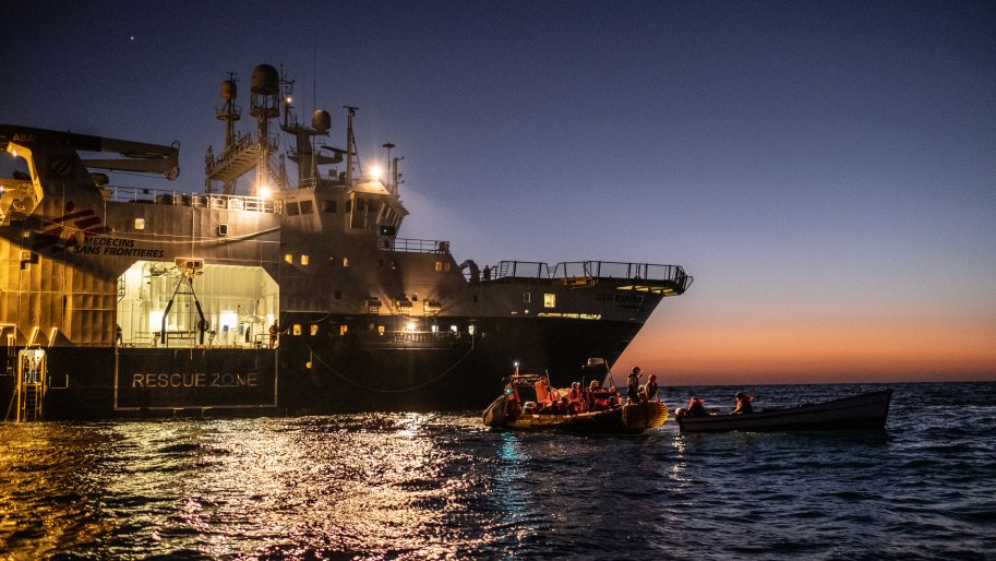 Dans l'après-midi du 15 novembre 2021, les équipes de MSF ont secouru 25 personnes d'un bateau en bois dans la zone de sauvetage maltaise - des hommes, des femmes et des enfants, dont beaucoup étaient malades, affamés et assoiffés après deux jours de dérive en mer. 