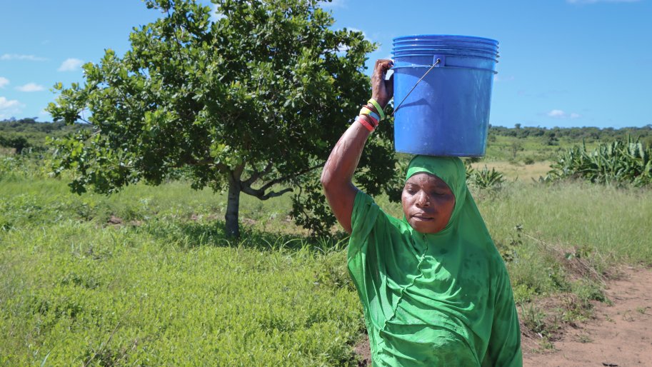 Rabia Chico, mère de deux enfants vivant dans la communauté de Muepane à Mogovolas, ramène de l'eau collectée dans l'un de nos puits protégés dans la région. "Les jours de souffrance sont enfin derrière nous", se réjouit-elle.