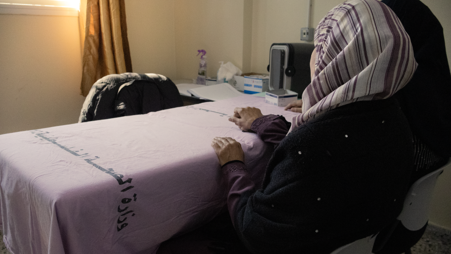 Une femme attendant le début de sa consultation avec MSF. Ville de Rafah, Gaza.