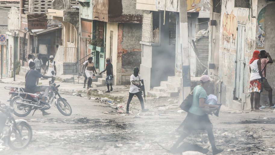 Des hommes armés échangent des tirs avec les forces de police dans le quartier de Bel Air à Port-au-Prince.