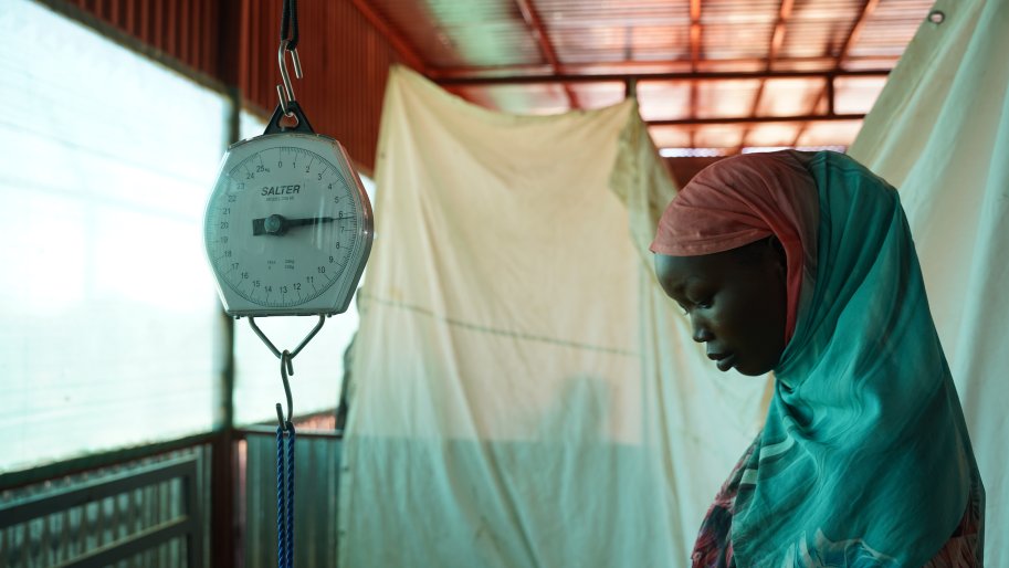 Une femme est pesée lors d'un examen dans l'hôpital MSF dans le camp de ZamZam, situé à 15 km au sud-est d'El Fasher, Nord Darfour, Soudan. Plus de 300 000 personnes réfugiées y vivent.