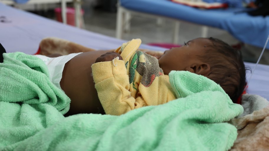 Un enfant de 6 mois est traité pour malnutrition aiguë modérée dans l'hôpital Abs, au Yemen.
