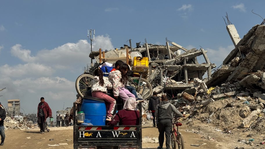 Famille palestinienne déplacée dans la bande de Gaza. Février 2025.