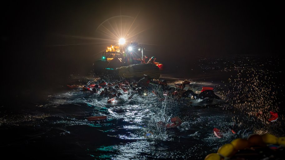 Cette photo montre le moment déchirant où un bateau surchargé a chaviré en mars 2024. Heureusement, l'équipe de MSF a réussi à sortir les 45 personnes de l'eau en toute sécurité.