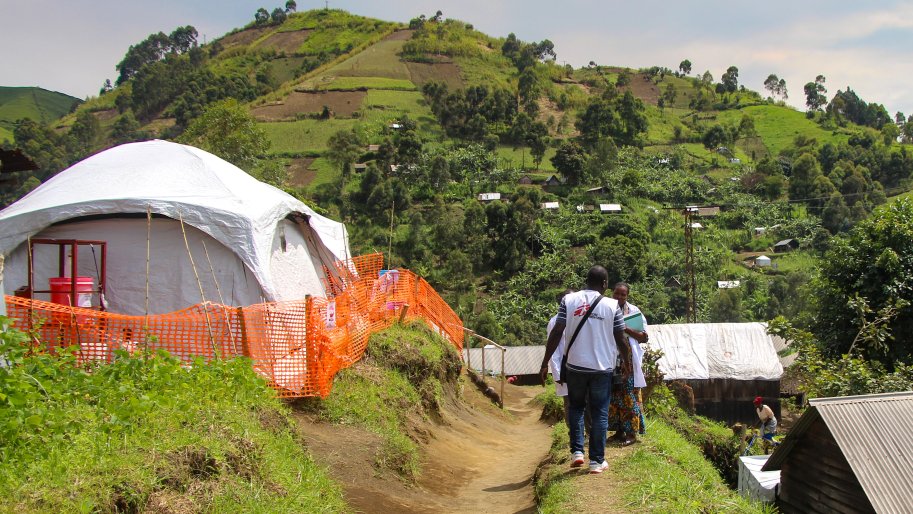 Le village de Makombo, à 45 km de la ville de Goma, en République démocratique du Congo (RDC). Suite au retour de personnes déplacées après le démantèlement des camps à Goma en début d’année, MSF y a lancé une intervention d’urgence en février 2025 pour appuyer le centre de santé de la zone en termes de soins de santé primaire, de prise en charge de la malnutrition, de traitement du choléra, et de santé sexuelle et reproductive -incluant la prise en charge des victimes de violences sexuelles. En mars 2025,