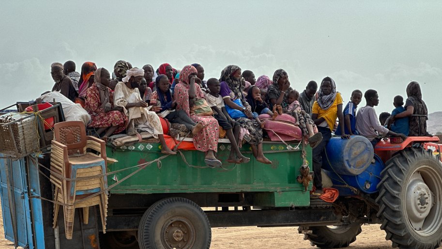 Des personnes sur un camion, au Darfour.