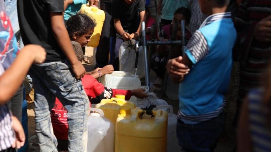 Un point de distribution d'eau MSF est situé à proximité de notre centre de soins de santé primaires à Mawasi.