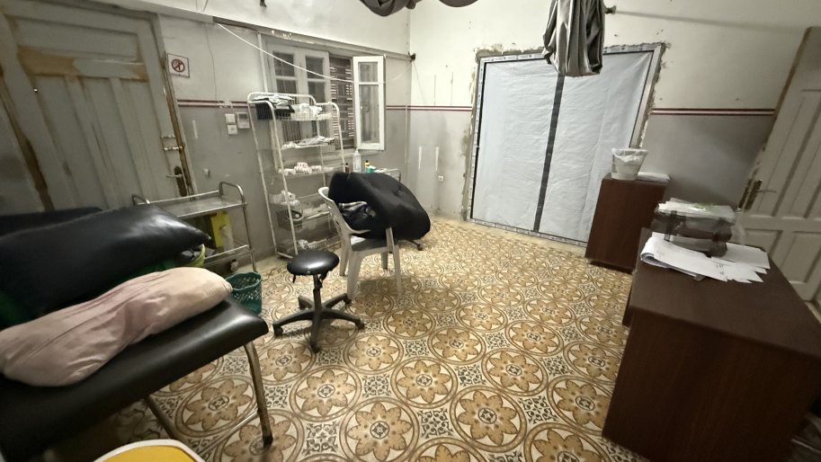 Der Behandlungsraum der Klinik von Ärzte ohne Grenzen in Gaza-Stadt, leer nach der Einstellung der Aktivitäten von Ärzte ohne Grenzen aufgrund der israelischen Militäroffensive