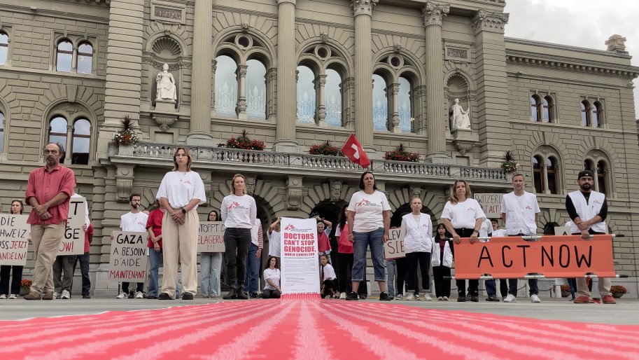 Des employés de Médecins Sans Frontières sur la place fédérale à Berne.