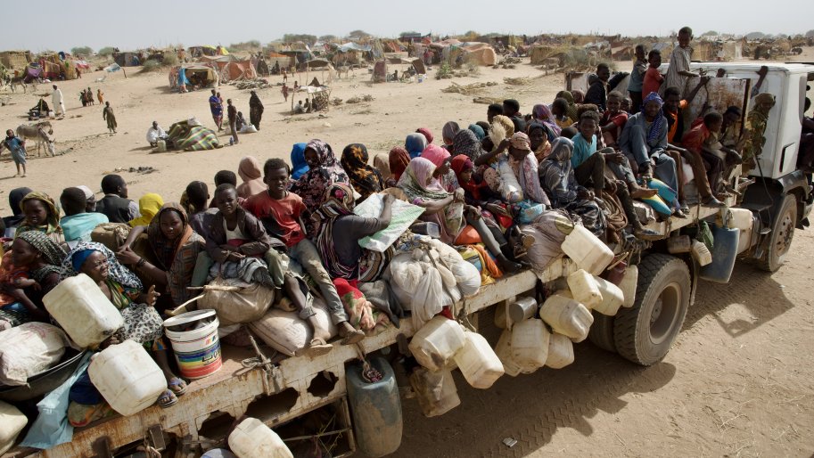 Personnes déplacées sur un camion au Soudan.