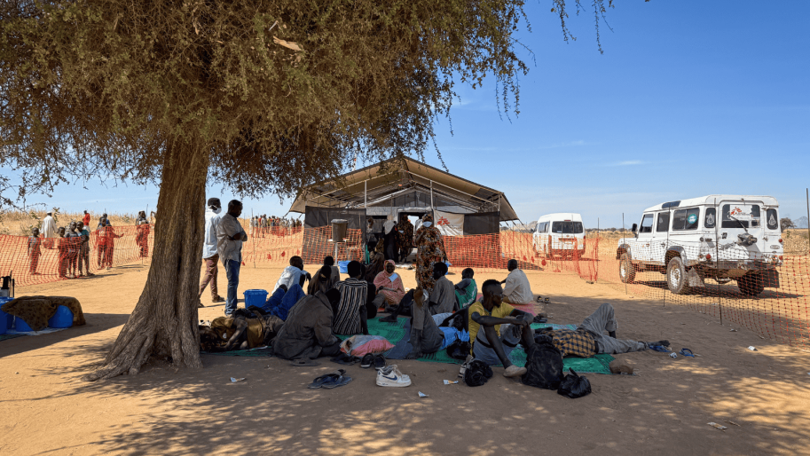 Am 26. Oktober übernahmen die Rapid Support Forces (RSF) nach 500 Tagen die Kontrolle über El Fasher im Westen des Sudan. Rund 10.000 Geflüchtete flohen nach Tawila und berichteten von Massakern und ethnisch motivierter Gewalt. Die bereits zuvor überlasteten Camps in Tawila leiden unter akutem Mangel an Wasser, Nahrung, Unterkünften und sanitären Einrichtungen.