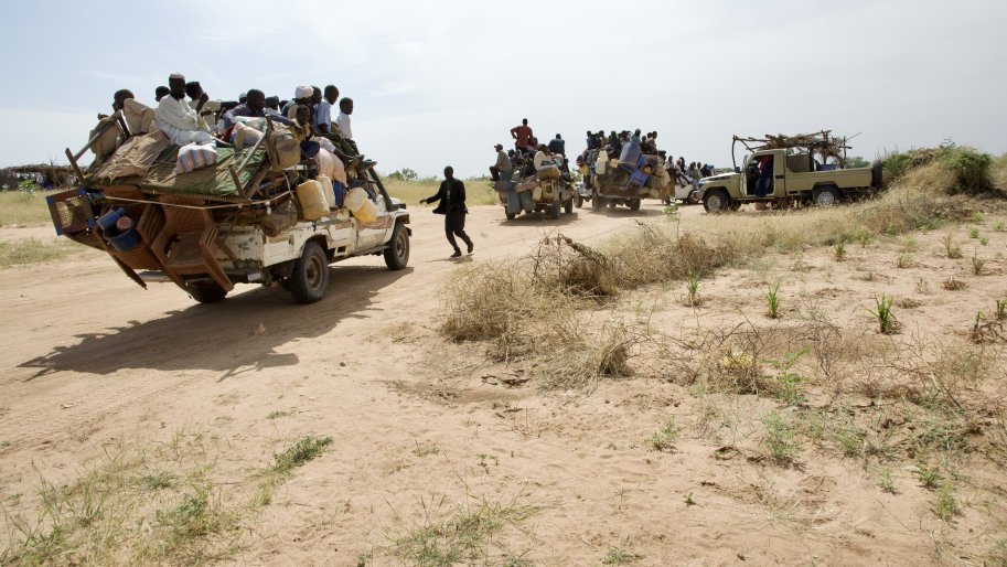 De nombreuses personnes entassées sur des véhicules dans le Darfour-Nord.
