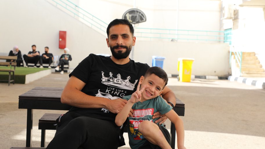 Mohammad et Omar, son fils de 5 ans, dans l'hôpital MSF à Amman, après avoir été évacués de Gaza vers la Jordanie.