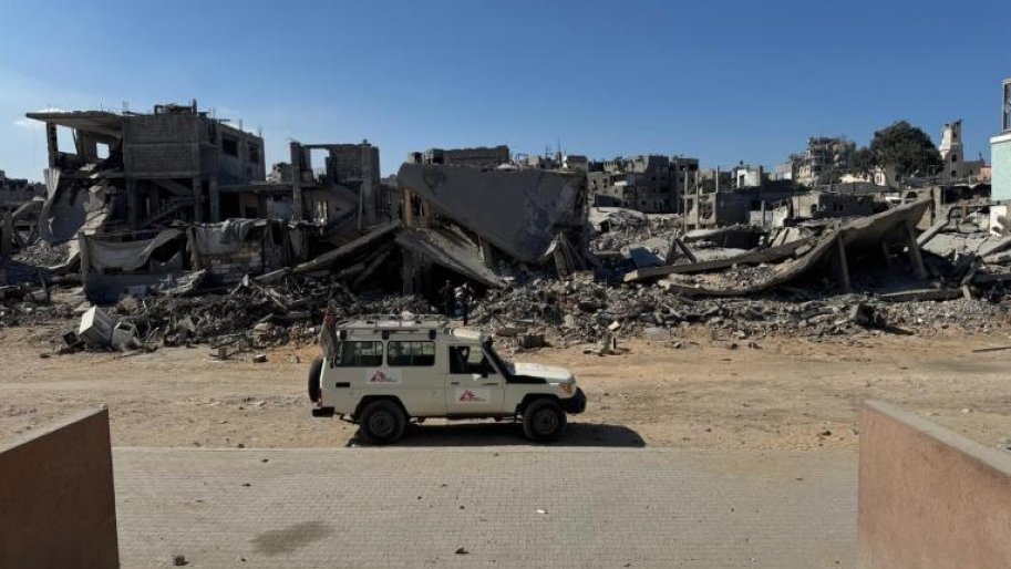 Un véhicule de MSF est garé devant l'hôpital Al Rantisi dans la ville de Gaza, au milieu des décombres et des destructions dans la zone. Ville de Gaza. Octobre 2025. © MSF